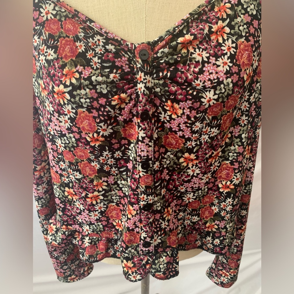 Cute Floral Crop - Picture 2 of 7